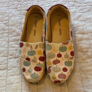 TOMS Women’s Colorful Pumpkin Flats